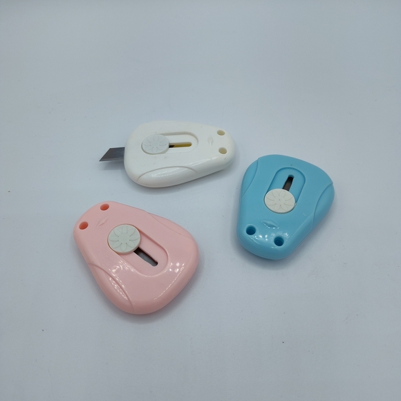 NIP Set of Three Mini Utility Knives in Pink, Blue, and White ❗❗5/$25❗❗ - Picture 1 of 1